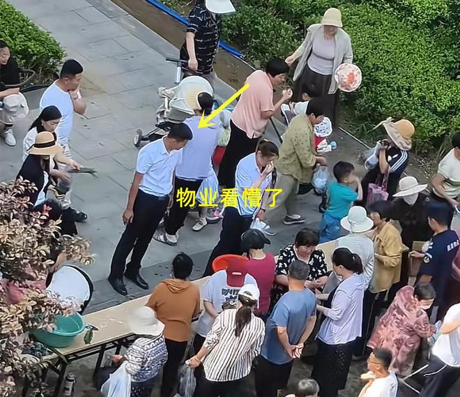 粽子大妈连盆都端走了还围堵物业要鸡蛋mg不朽情缘网站山东：小区端午免费包(图4)