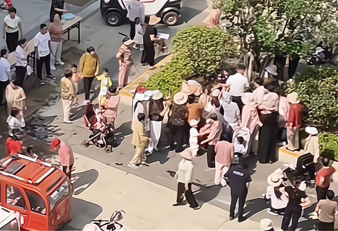 粽子大妈连盆都端走了还围堵物业要鸡蛋mg不朽情缘网站山东：小区端午免费包(图3)