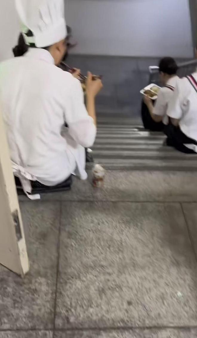 让坐在桌上吃饭员工无奈只能蹲着吃饭不朽情缘手机版网友吐槽西贝上班不(图2)